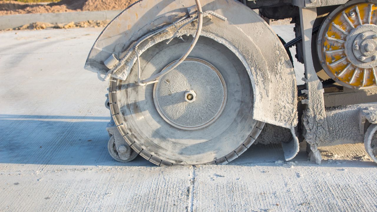 Cortadoras de juntas de hormigón garantizando durabilidad y seguridad en el pavimento.